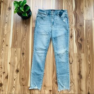 *NWT* ABERCROMBIE & FITCH - mid rise super skinny ankle jeans size 28